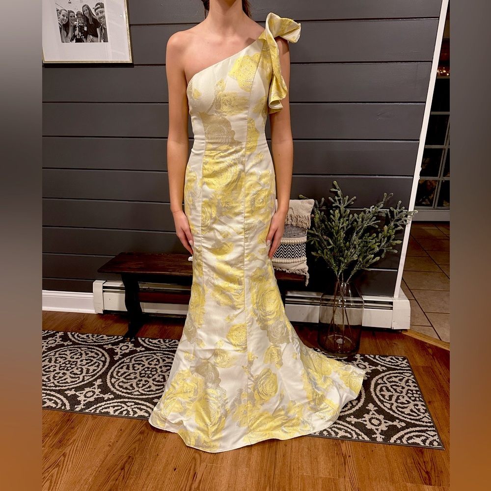 Mermaid Off Shoulder •Colette dress•Size 4• Yellow Gold with Subtle Sparkles